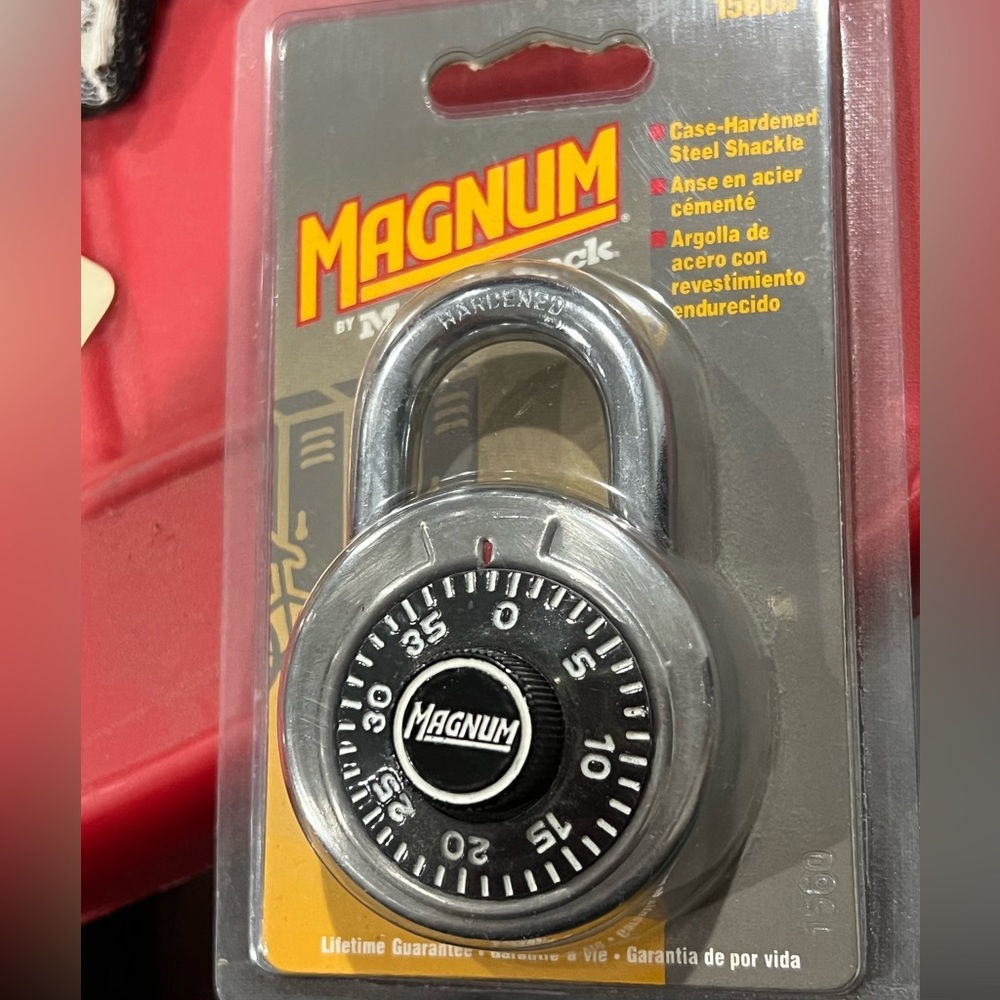 Vintage/new 1998 Master Lock Magnum Padlock - Factory Sealed Model 1560D